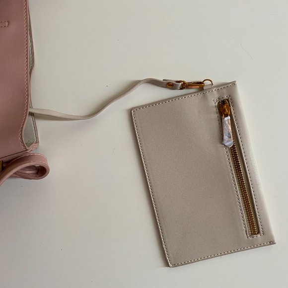 BRAND NEW vegan leather tote bag - perfect for travelling or as a school bag - Picture 2 of 3